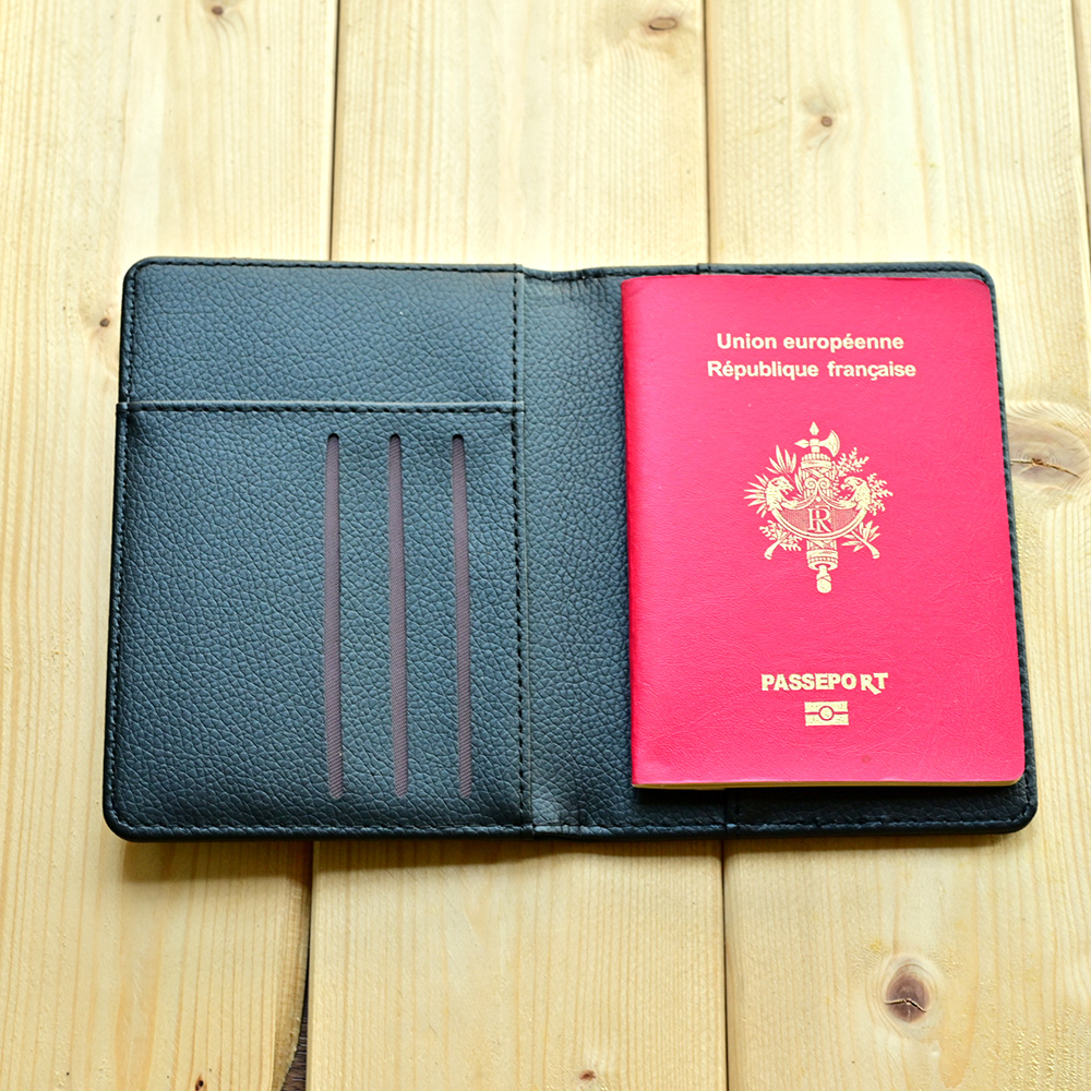 Custodia per passaporto con em - Travel Accessories In Bulk recensione e prezzo