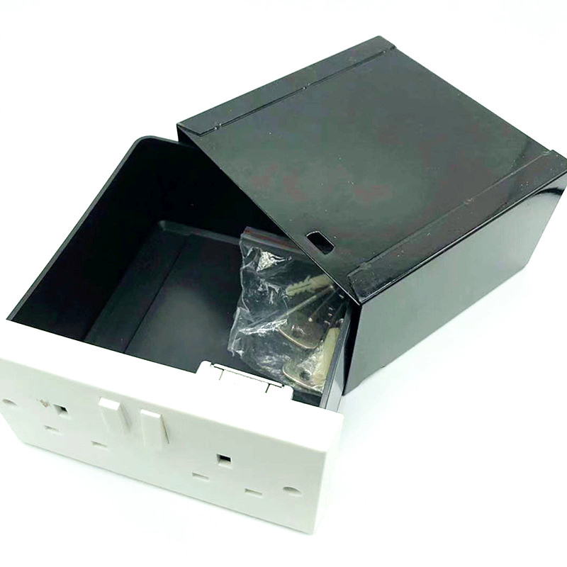 Imitazione doppia presa UK Wal - Travel Accessories Uk recensione e prezzo